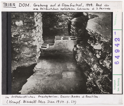 Vorschaubild Trier, Dom: Grabung auf dem Domfreihof 1949, Rest der aus Heizkästchen errichteten Schranke der 3. Periode 